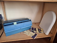 Gereedschapkist nieuw maar handvat los, wc bril, handschoenen - afbeelding 2 van  3