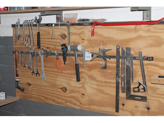 Gereedschappen aan wandschap w.o. sleutels, tangen, beitels en meetgereedschap. - afbeelding 1 van  3