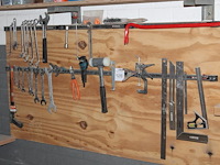 Gereedschappen aan wandschap w.o. sleutels, tangen, beitels en meetgereedschap. - afbeelding 1 van  3