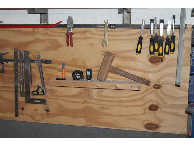 Gereedschappen aan wandschap w.o. sleutels, tangen, beitels en meetgereedschap. - afbeelding 2 van  3