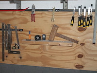 Gereedschappen aan wandschap w.o. sleutels, tangen, beitels en meetgereedschap. - afbeelding 2 van  3