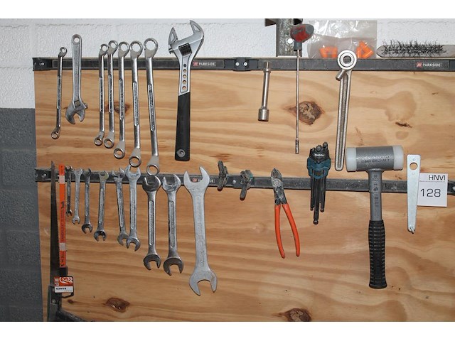 Gereedschappen aan wandschap w.o. sleutels, tangen, beitels en meetgereedschap. - afbeelding 3 van  3