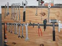 Gereedschappen aan wandschap w.o. sleutels, tangen, beitels en meetgereedschap. - afbeelding 3 van  3