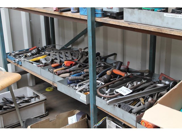 Gereedschappen en klusmaterialen w.o. zagen, sleutels, tangen, smeermiddelen, etc. op 2 schappen. - afbeelding 1 van  5