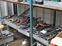 Gereedschappen en klusmaterialen w.o. zagen, sleutels, tangen, smeermiddelen, etc. op 2 schappen. - afbeelding 1 van  5