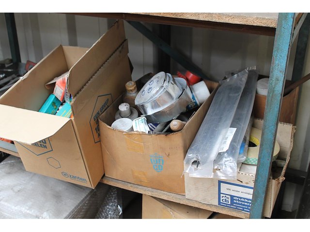 Gereedschappen en klusmaterialen w.o. zagen, sleutels, tangen, smeermiddelen, etc. op 2 schappen. - afbeelding 2 van  5