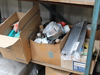 Gereedschappen en klusmaterialen w.o. zagen, sleutels, tangen, smeermiddelen, etc. op 2 schappen. - afbeelding 2 van  5