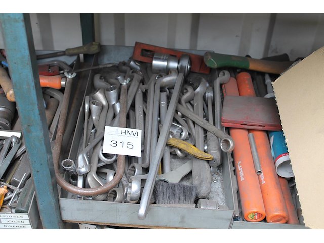 Gereedschappen en klusmaterialen w.o. zagen, sleutels, tangen, smeermiddelen, etc. op 2 schappen. - afbeelding 3 van  5