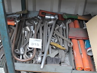 Gereedschappen en klusmaterialen w.o. zagen, sleutels, tangen, smeermiddelen, etc. op 2 schappen. - afbeelding 3 van  5