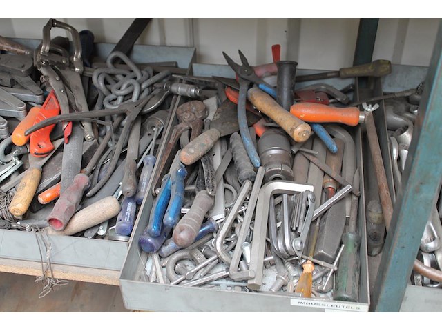 Gereedschappen en klusmaterialen w.o. zagen, sleutels, tangen, smeermiddelen, etc. op 2 schappen. - afbeelding 4 van  5