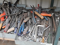 Gereedschappen en klusmaterialen w.o. zagen, sleutels, tangen, smeermiddelen, etc. op 2 schappen. - afbeelding 4 van  5