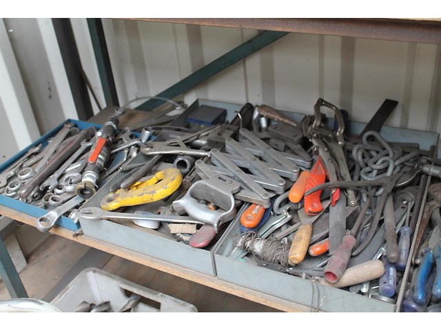 Gereedschappen en klusmaterialen w.o. zagen, sleutels, tangen, smeermiddelen, etc. op 2 schappen. - afbeelding 5 van  5