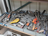 Gereedschappen en klusmaterialen w.o. zagen, sleutels, tangen, smeermiddelen, etc. op 2 schappen. - afbeelding 5 van  5