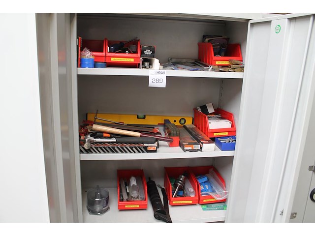 Gereedschappen in kast w.o. hamers, vijlen, zaagjes, sloten, duimstokken, blokhaken, boren, spanbanden, tap... - afbeelding 1 van  6