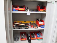 Gereedschappen in kast w.o. hamers, vijlen, zaagjes, sloten, duimstokken, blokhaken, boren, spanbanden, tap... - afbeelding 1 van  6