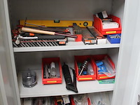 Gereedschappen in kast w.o. hamers, vijlen, zaagjes, sloten, duimstokken, blokhaken, boren, spanbanden, tap... - afbeelding 2 van  6