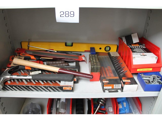 Gereedschappen in kast w.o. hamers, vijlen, zaagjes, sloten, duimstokken, blokhaken, boren, spanbanden, tap... - afbeelding 3 van  6