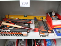 Gereedschappen in kast w.o. hamers, vijlen, zaagjes, sloten, duimstokken, blokhaken, boren, spanbanden, tap... - afbeelding 3 van  6