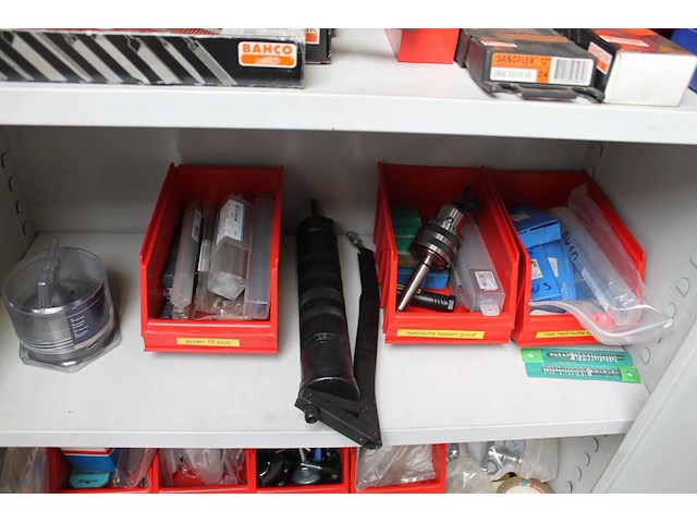 Gereedschappen in kast w.o. hamers, vijlen, zaagjes, sloten, duimstokken, blokhaken, boren, spanbanden, tap... - afbeelding 4 van  6