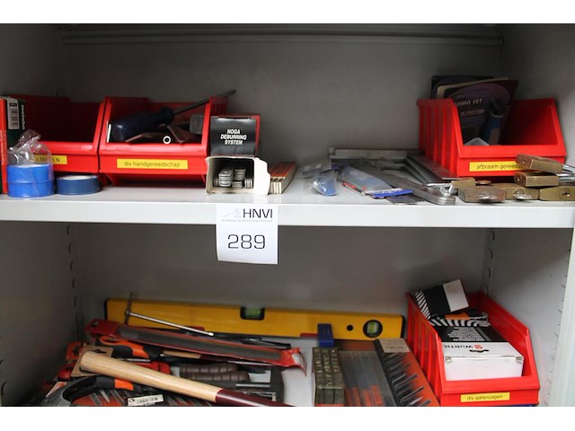 Gereedschappen in kast w.o. hamers, vijlen, zaagjes, sloten, duimstokken, blokhaken, boren, spanbanden, tap... - afbeelding 5 van  6