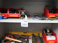 Gereedschappen in kast w.o. hamers, vijlen, zaagjes, sloten, duimstokken, blokhaken, boren, spanbanden, tap... - afbeelding 5 van  6