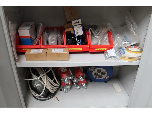 Gereedschappen in kast w.o. hamers, vijlen, zaagjes, sloten, duimstokken, blokhaken, boren, spanbanden, tap... - afbeelding 6 van  6