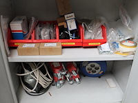 Gereedschappen in kast w.o. hamers, vijlen, zaagjes, sloten, duimstokken, blokhaken, boren, spanbanden, tap... - afbeelding 6 van  6