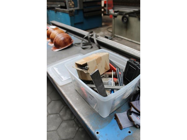 Gereedschappen in kunststof bak w.o. tangen, boortjes, kwasten, rolmaat en ponsen. - afbeelding 2 van  2