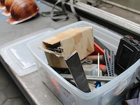 Gereedschappen in kunststof bak w.o. tangen, boortjes, kwasten, rolmaat en ponsen. - afbeelding 2 van  2