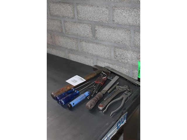 Gereedschappen w.o. schroevendraaiers, tangen en hamer. - afbeelding 2 van  2
