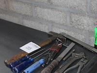 Gereedschappen w.o. schroevendraaiers, tangen en hamer. - afbeelding 2 van  2