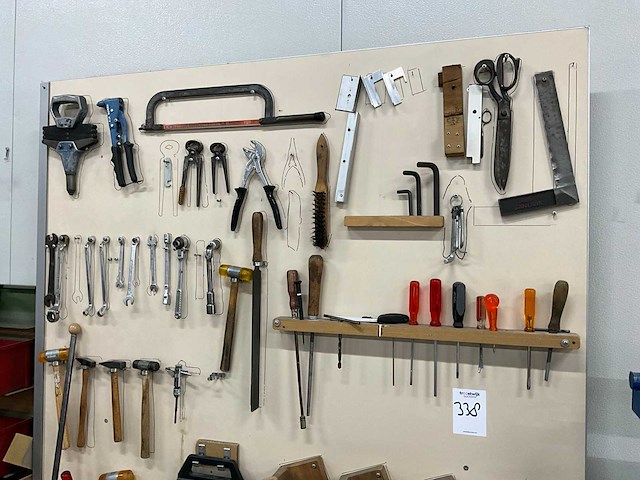 Gereedschapsbord met gereedschap - afbeelding 1 van  2