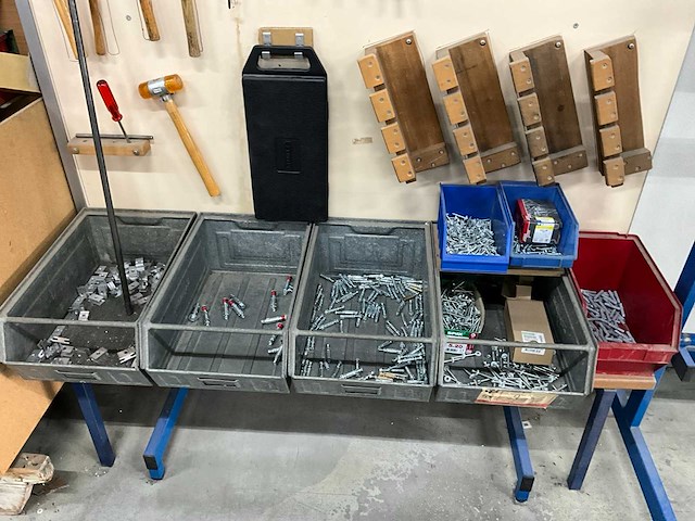 Gereedschapsbord met gereedschap - afbeelding 2 van  2