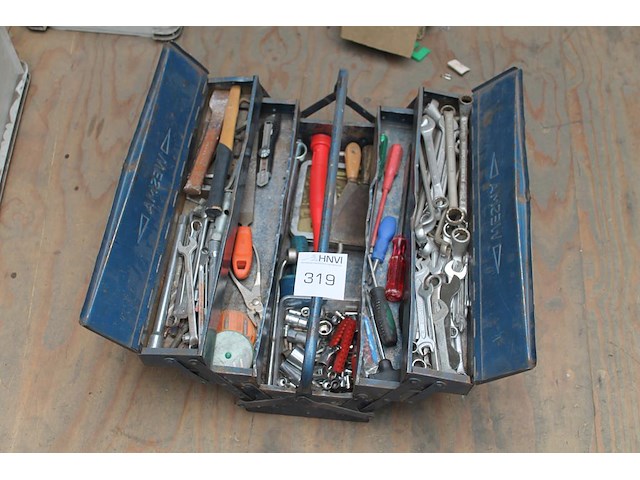Gereedschapskist gevuld met diverse gereedschap w.o. sleutels, schroevendraaiers en beitels. - afbeelding 1 van  4