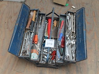 Gereedschapskist gevuld met diverse gereedschap w.o. sleutels, schroevendraaiers en beitels. - afbeelding 1 van  4