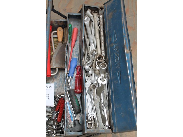 Gereedschapskist gevuld met diverse gereedschap w.o. sleutels, schroevendraaiers en beitels. - afbeelding 2 van  4