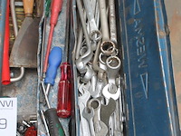 Gereedschapskist gevuld met diverse gereedschap w.o. sleutels, schroevendraaiers en beitels. - afbeelding 2 van  4