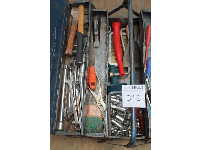Gereedschapskist gevuld met diverse gereedschap w.o. sleutels, schroevendraaiers en beitels. - afbeelding 3 van  4