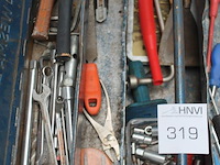 Gereedschapskist gevuld met diverse gereedschap w.o. sleutels, schroevendraaiers en beitels. - afbeelding 3 van  4