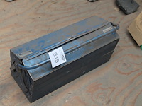 Gereedschapskist gevuld met diverse gereedschap w.o. sleutels, schroevendraaiers en beitels. - afbeelding 4 van  4