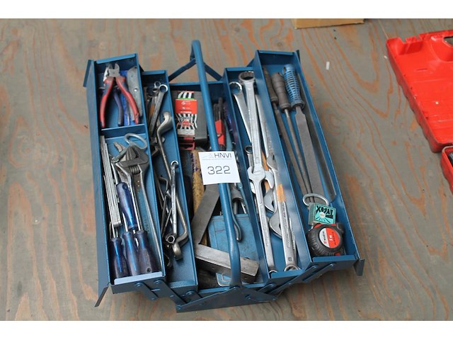 Gereedschapskist gevuld met diverse gereedschap w.o. sleutels, schroevendraaiers en beitels. - afbeelding 1 van  3