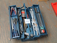 Gereedschapskist gevuld met diverse gereedschap w.o. sleutels, schroevendraaiers en beitels. - afbeelding 1 van  3