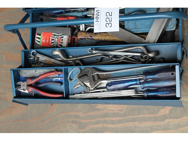 Gereedschapskist gevuld met diverse gereedschap w.o. sleutels, schroevendraaiers en beitels. - afbeelding 2 van  3