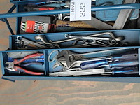 Gereedschapskist gevuld met diverse gereedschap w.o. sleutels, schroevendraaiers en beitels. - afbeelding 2 van  3