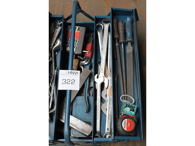 Gereedschapskist gevuld met diverse gereedschap w.o. sleutels, schroevendraaiers en beitels. - afbeelding 3 van  3