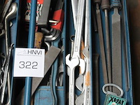 Gereedschapskist gevuld met diverse gereedschap w.o. sleutels, schroevendraaiers en beitels. - afbeelding 3 van  3