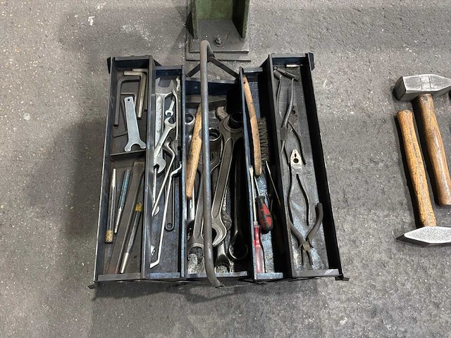 Gereedschapskist inclusief inhoud. - afbeelding 1 van  5