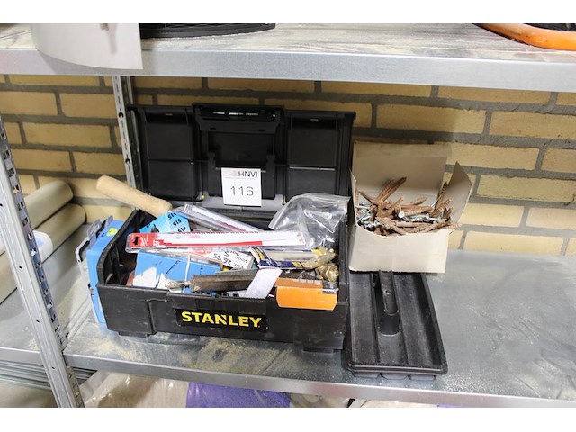 Gereedschapskist met diverse bouw gerelateerde producten. - afbeelding 1 van  2