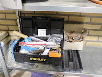 Gereedschapskist met diverse bouw gerelateerde producten. - afbeelding 1 van  2