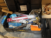 Gereedschapskist met diverse bouw gerelateerde producten. - afbeelding 2 van  2